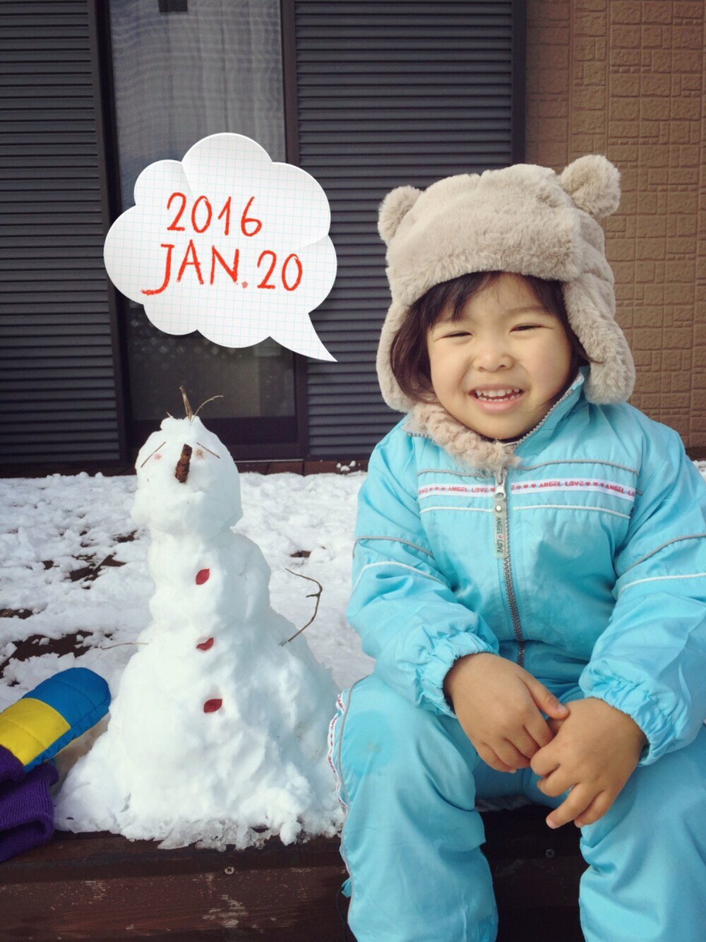 「雪だるま、雪遊び、くまさん帽子、ウィンドブレーカー」｜「babyGAPのアイテム（帽子、ベージュ系）」を使った、Kiraさん（キッズ・90cm）の冬コーディネートの1枚目の写真