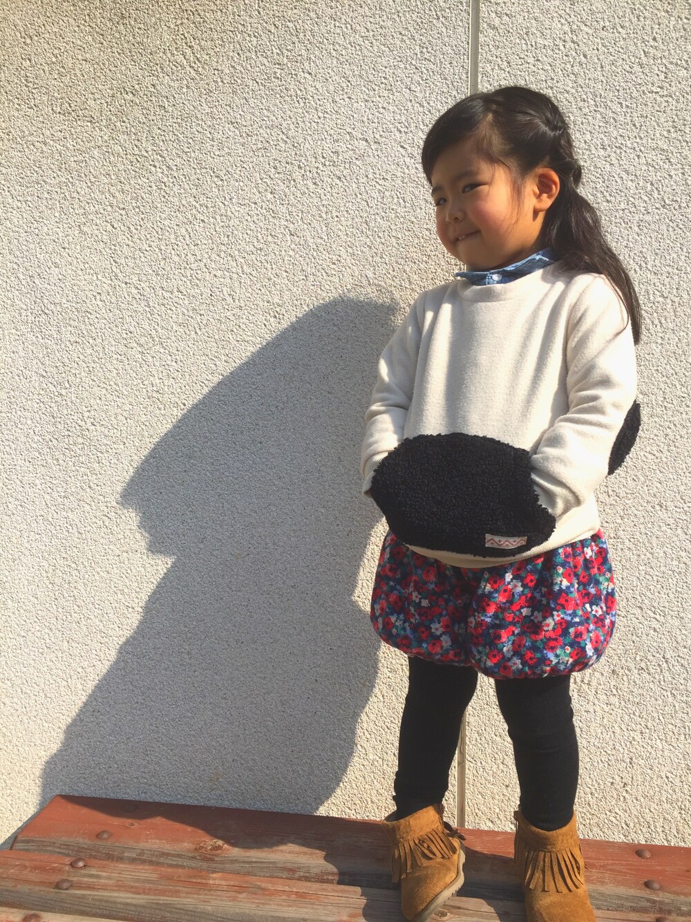 「ひな祭り、キッズファッション、花柄、かぼちゃパンツ、デニムシャツ」｜「SM2のアイテム（トップス、ホワイト系）」を使った、Kiraさん（キッズ・100cm）の春コーディネートの1枚目の写真