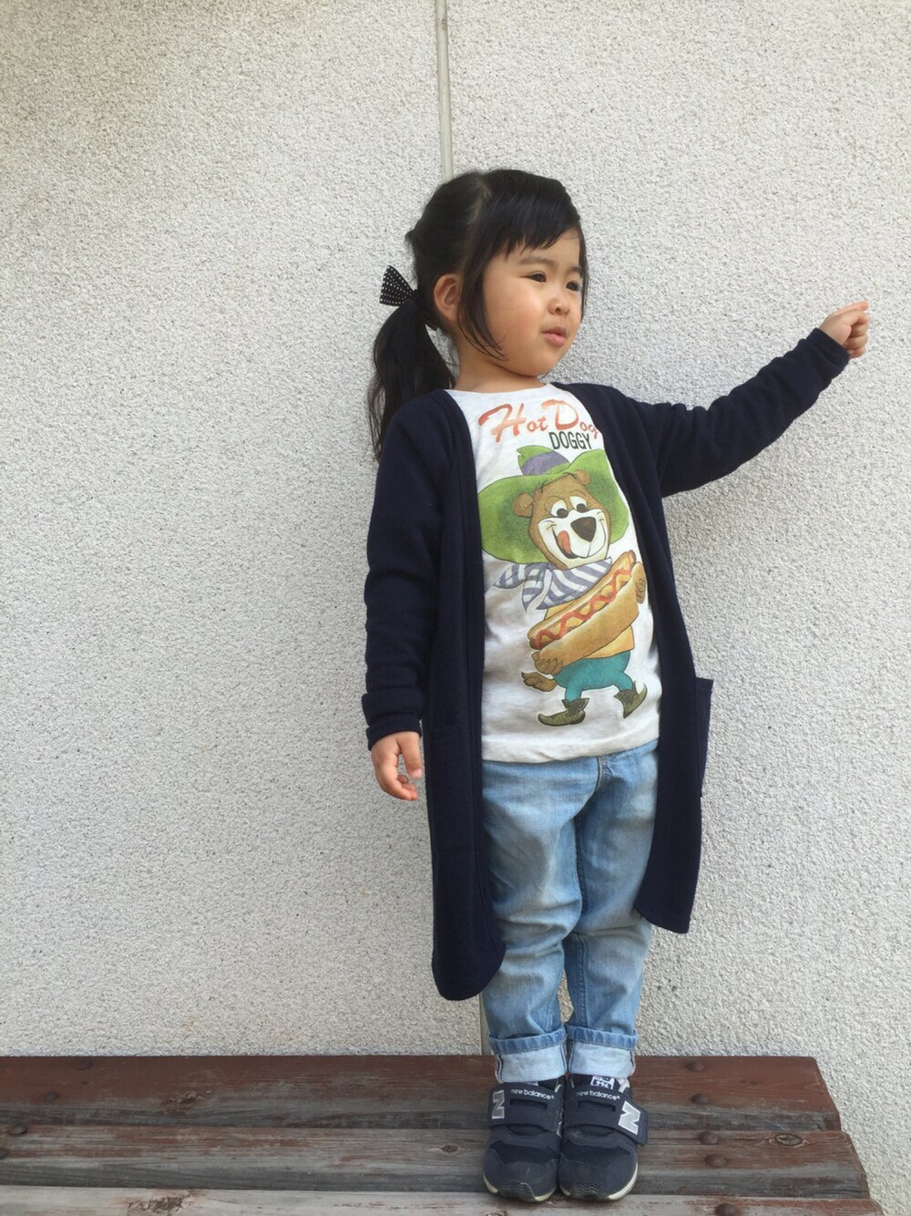 「kids、おとこのこ、デニム、リボン、ロングカーディガン、ニューバランス」｜「Birthdayのアイテム（カーディガン/ボレロ、ブルー系）」を使った、Kiraさん（キッズ・100cm）の春コーディネートの1枚目の写真