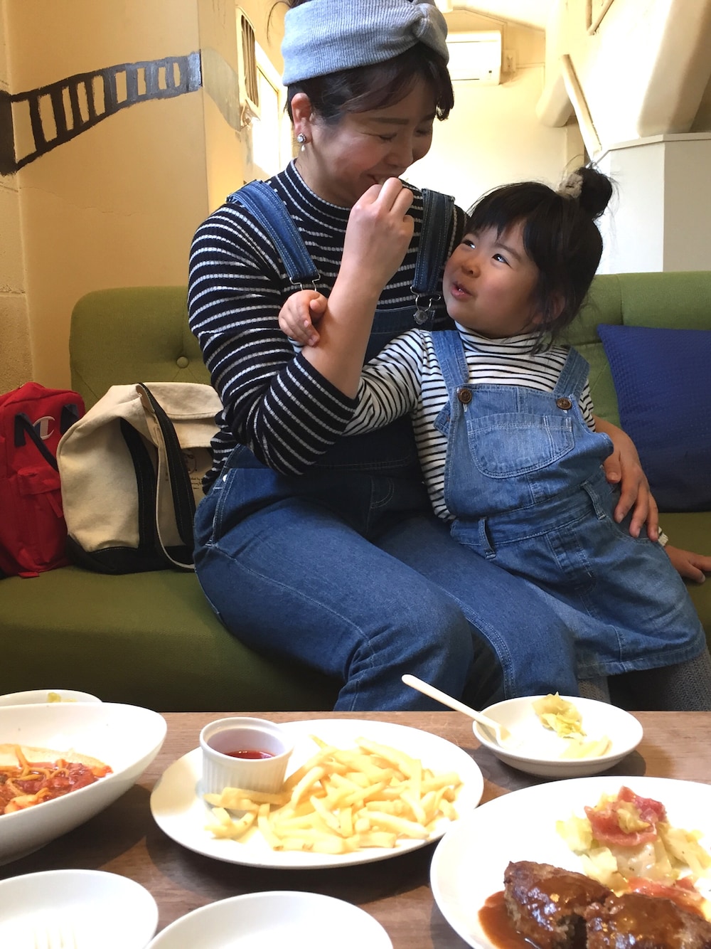 「シンプル、親子コーデ、ターバン、おだんごヘアー、サロペット、カフェ」｜「apres les coursのアイテム（サロペット/オーバーオール、ブルー系）」を使った、Kiraさん（キッズ・100cm）の春コーディネートの1枚目の写真