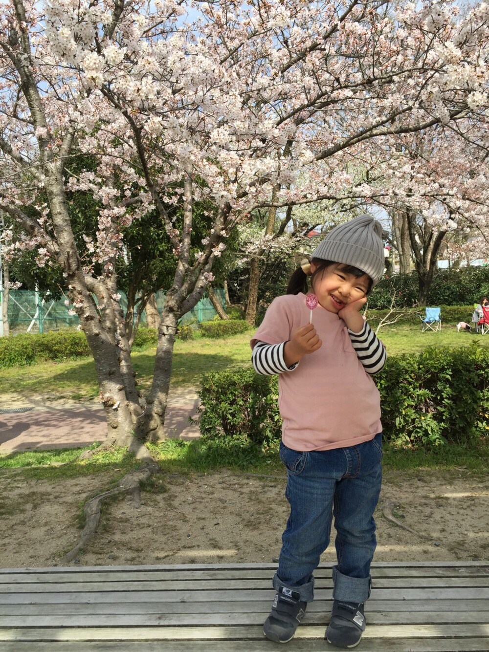 「カジュアル、桜、お花見、ビーニー、ペロペロキャンディ、デニムパンツ、ニューバランス、ボーダー、女の子」｜「GLOBAL WORKのキッズ【吸水速乾】ベーシックＴ半袖/709002（Tシャツ/カットソー、ピンク系）」を使った、Kiraさん（キッズ・100cm）の春コーディネートの1枚目の写真