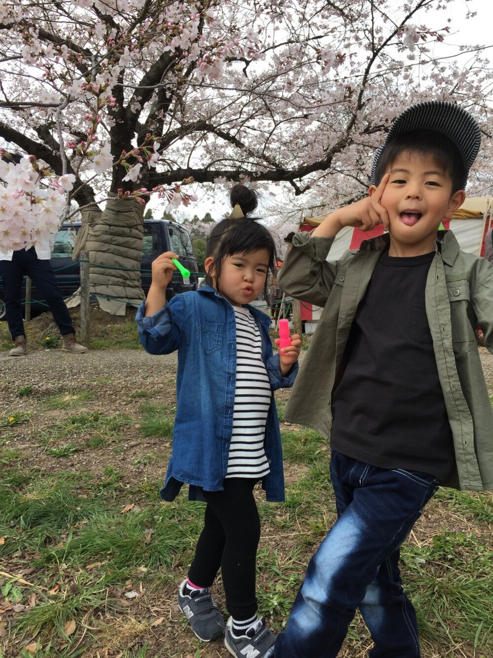 「シンプル、カジュアルコーデ、お花見、桜、チョコバナナ、甥っ子、おだんごヘアー、デニムシャツワンピース、ボーダー、ワークシャツ」｜「GLOBAL WORKのアイテム（シャツ/ブラウス、グリーン系）」を使った、Kiraさん（キッズ・100cm）の春コーディネートの1枚目の写真