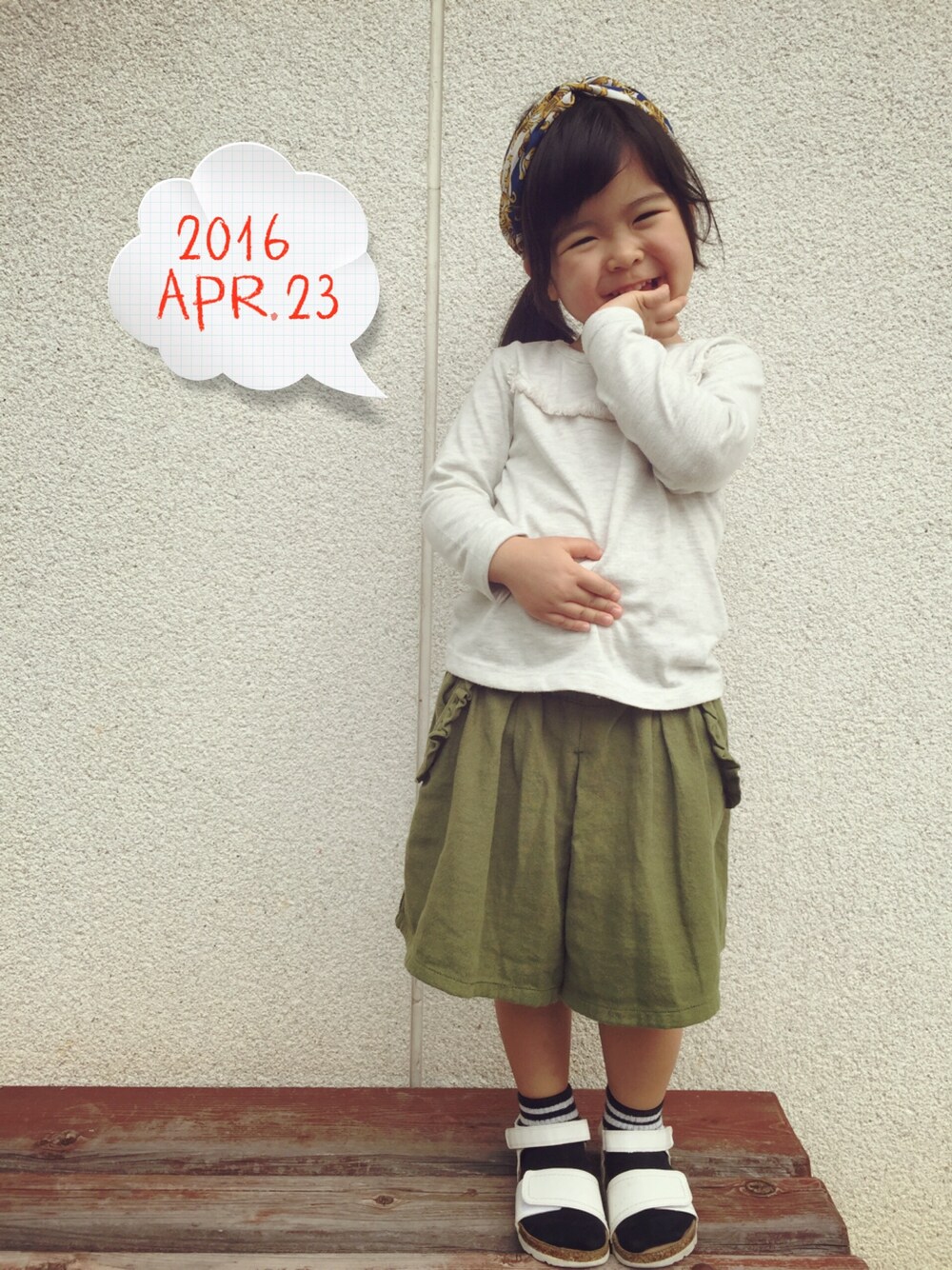 「kids、シンプル、サンダル、ヘアバンド、フリンジ、ソックス×サンダル、カーキ」｜「SM2のアイテム（Tシャツ/カットソー、グレー系）」を使った、Kiraさん（キッズ・100cm）の春コーディネートの1枚目の写真