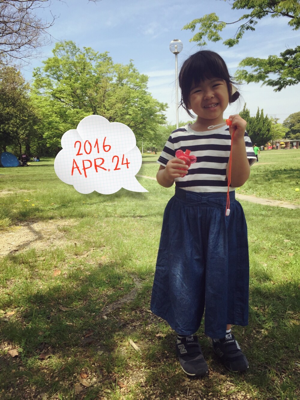 「ボーダー、31アイスクリーム、シャボン玉、公園、ガウチョパンツ、デニム、ニューバランス」｜「無印良品のアイテム（Tシャツ/カットソー、その他）」を使った、Kiraさん（キッズ・100cm）の春コーディネートの1枚目の写真