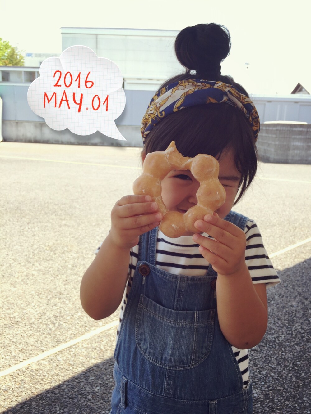 「キッズコーデ、女の子、ボーダー、おだんごヘアー、スカーフ、サロペット、ドーナツ、ドラフトFO」｜「apres les coursのアイテム（サロペット/オーバーオール、ブルー系）」を使った、Kiraさん（キッズ・100cm）の春コーディネートの1枚目の写真