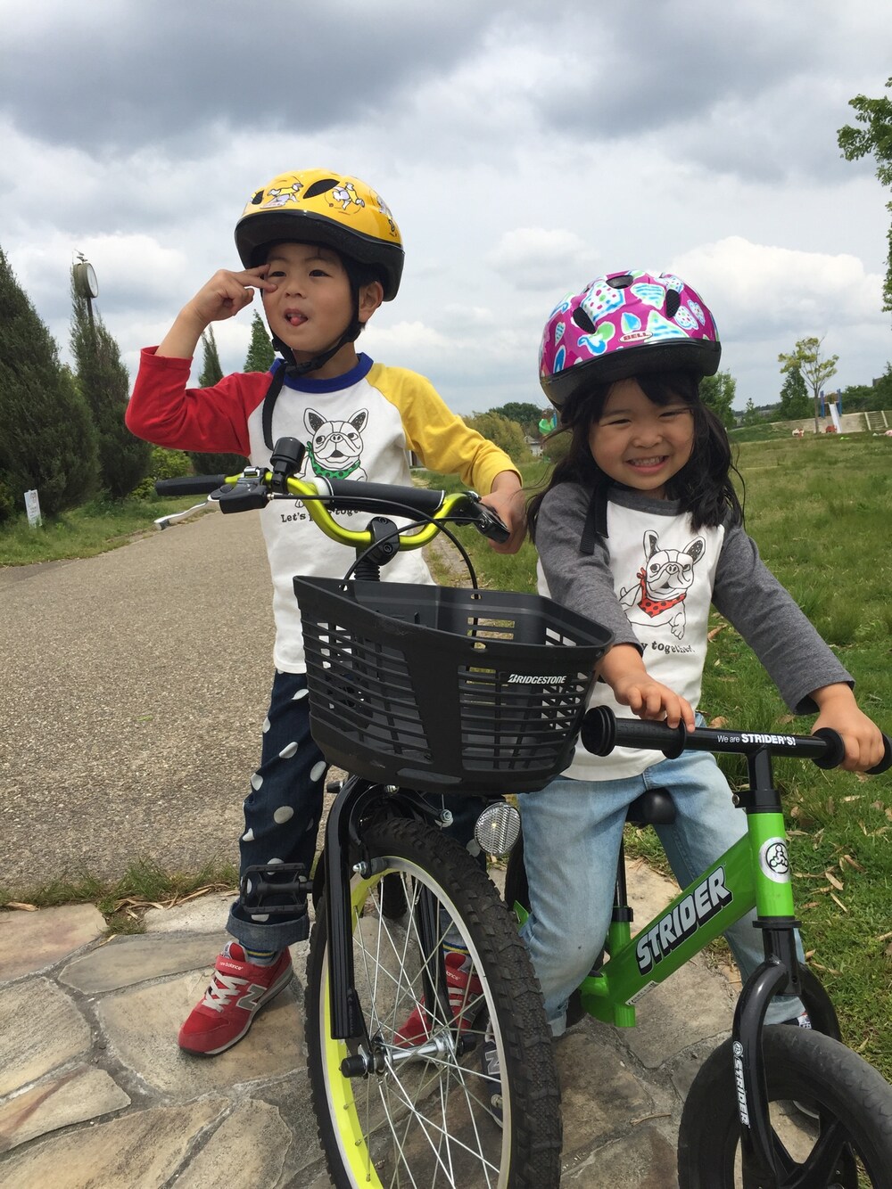 「キッズコーデ、甥っ子、ブルドッグ、ストライダー、自転車、ニューバランス、デニムパンツ、ドラフトFO」｜「abcdのアイテム（Tシャツ/カットソー、その他）」を使った、Kiraさん（キッズ・100cm）の春コーディネートの1枚目の写真