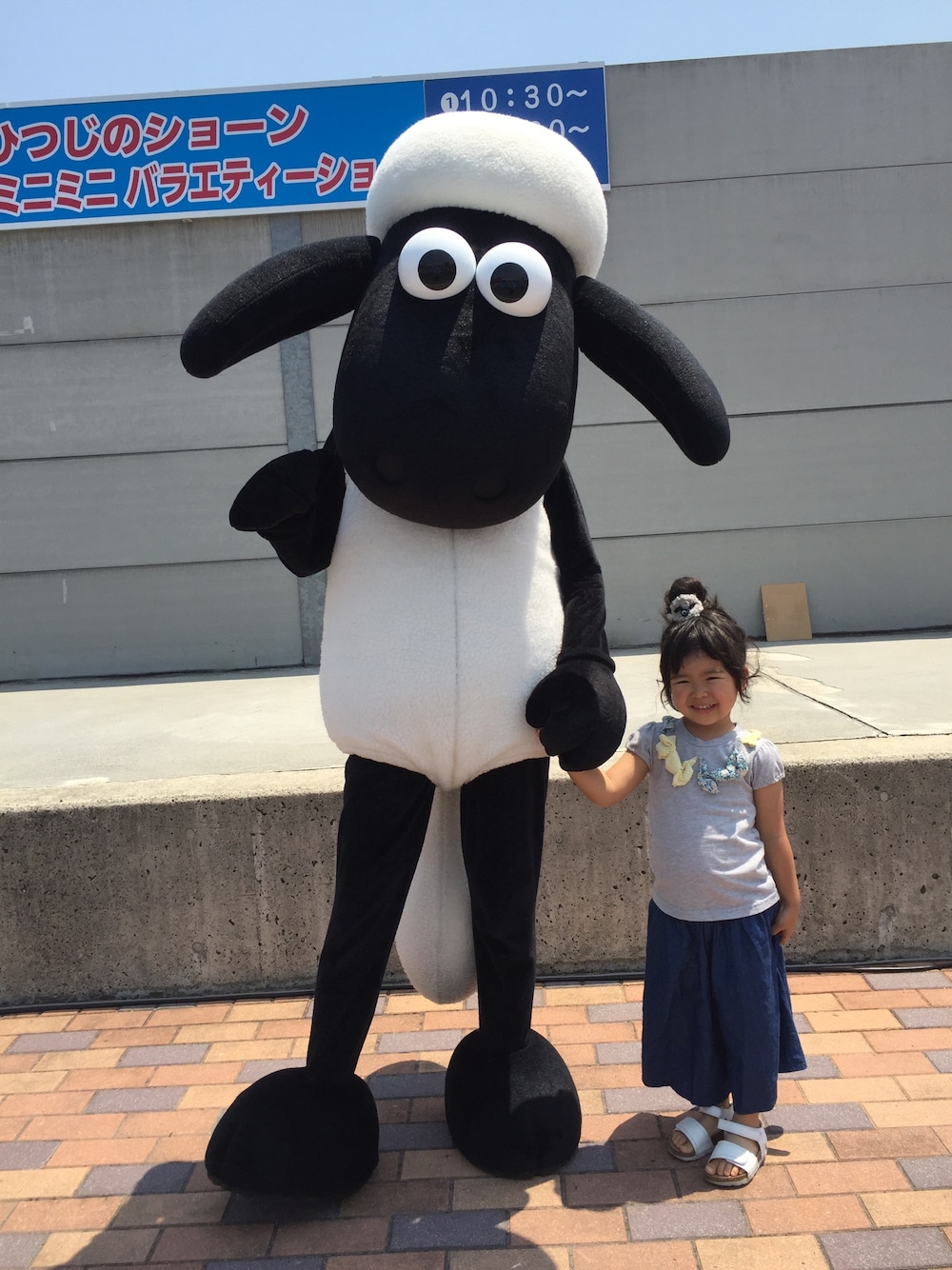「キッズ、おんなのこ、スカンツ、デニム、サンダル、おだんごヘアー、ひつじのショーン」｜「しまむらのアイテム（その他パンツ、ブルー系）」を使った、Kiraさん（キッズ・100cm）の春コーディネートの1枚目の写真