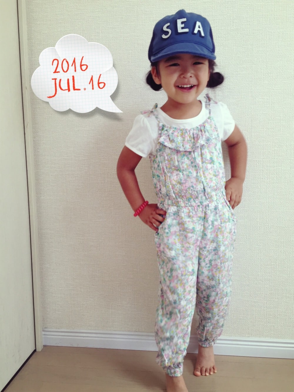 「夏コーデ、キッズコーデ、プチプラコーデ、女の子、4歳、キャップ、サロペット、花柄、花火」｜「apres les coursのSUMMERロゴキャップ（キャップ、ブルー系）」を使った、Kiraさん（キッズ・100cm）の夏コーディネートの1枚目の写真