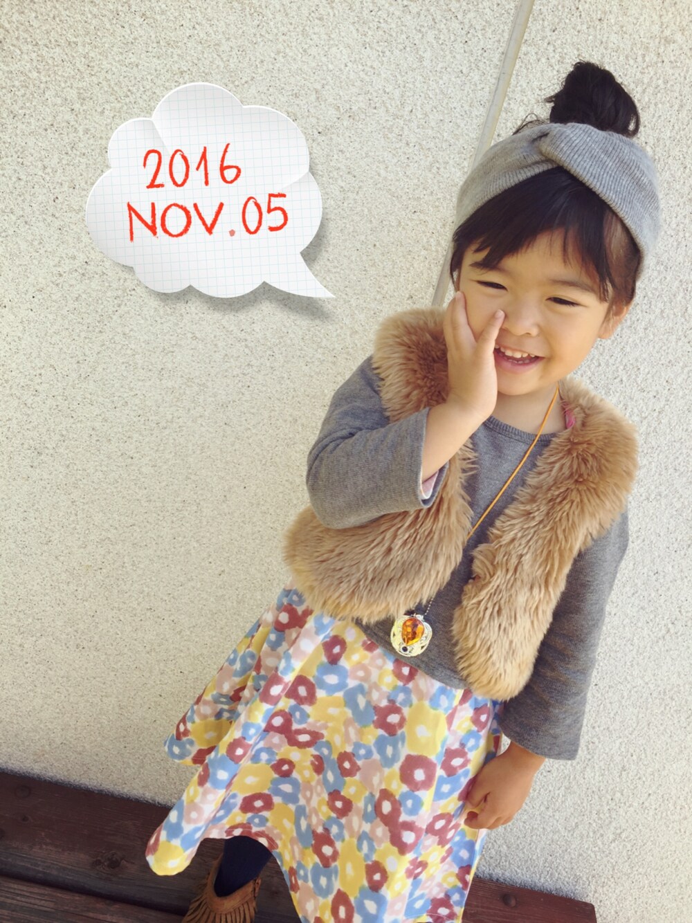 「kids、秋のコーデ、女の子コーデ、ワンピース、花柄、ターバン、おだんごヘアー、ファーベスト、モカシンブーツ」｜「SM2のアイテム（ワンピース、グレー系）」を使った、Kiraさん（キッズ・100cm）の秋コーディネートの1枚目の写真