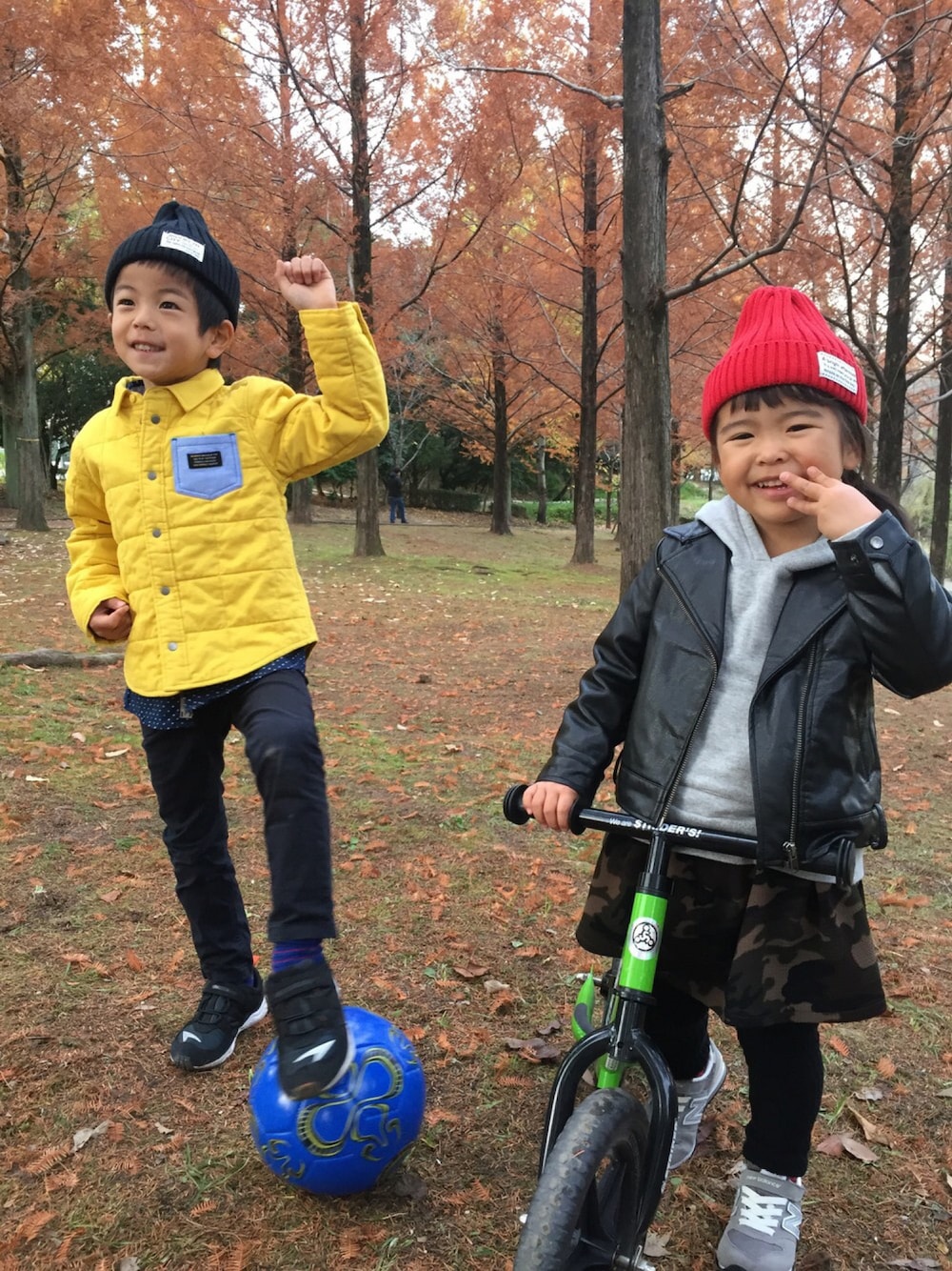 「カジュアルコーデ、キッズコーデ、紅葉、ニット帽、パーカー、ライダース、ニューバランス、カモフラスカート、サッカー、ストライダー」｜「しまむらのアイテム（ライダースジャケット、ブラック系）」を使った、Kiraさん（キッズ・100cm）の冬コーディネートの1枚目の写真