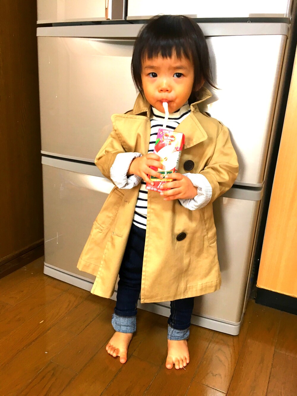 「カジュアルコーデ、キッズ、女の子、トレンチコート、ボーダー、ハイネック、スキニーデニム、帽子拒否、ボーダー巻き巻きフェス告知」｜「BRANSHESのトレンチコート（トレンチコート、ベージュ系）」を使った、Suikaaさん（キッズ・80cm）の秋コーディネートの1枚目の写真