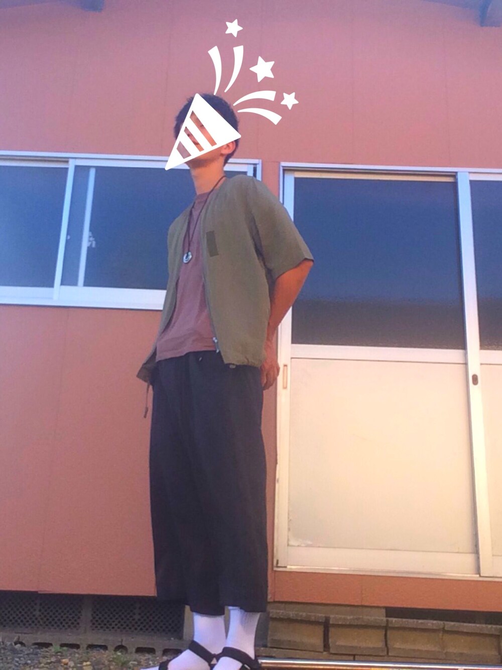 グリーン系のシャツ/ブラウス、ブラウン系のTシャツ/カットソー、ブラック系のパンツを着用したメンズの秋コーディネートの1枚目の写真