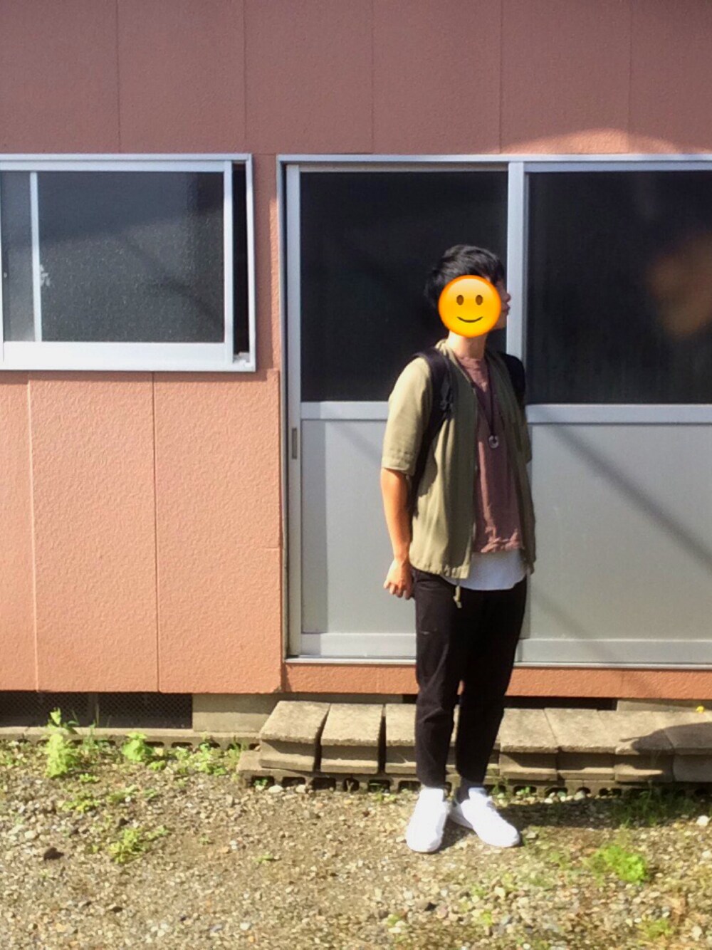 グリーン系のシャツ/ブラウス、ホワイト系のTシャツ/カットソー、ブラウン系のTシャツ/カットソーを着用したメンズの秋コーディネートの1枚目の写真