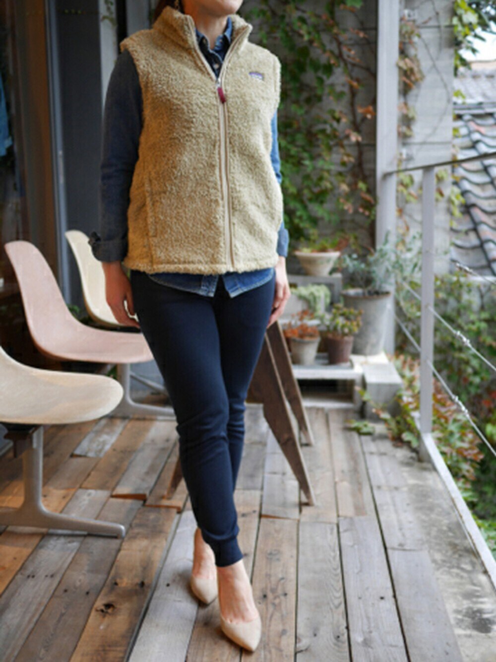 「patagonia、ベスト、デニムシャツ、REMI RELIEF、スウェットパンツ、delicious、パンプス、RUE DELA POMPE」｜「patagoniaのアイテム（ベスト、ベージュ系）」を使った、jamesyukiさん（レディース・152cm）の秋コーディネートの1枚目の写真