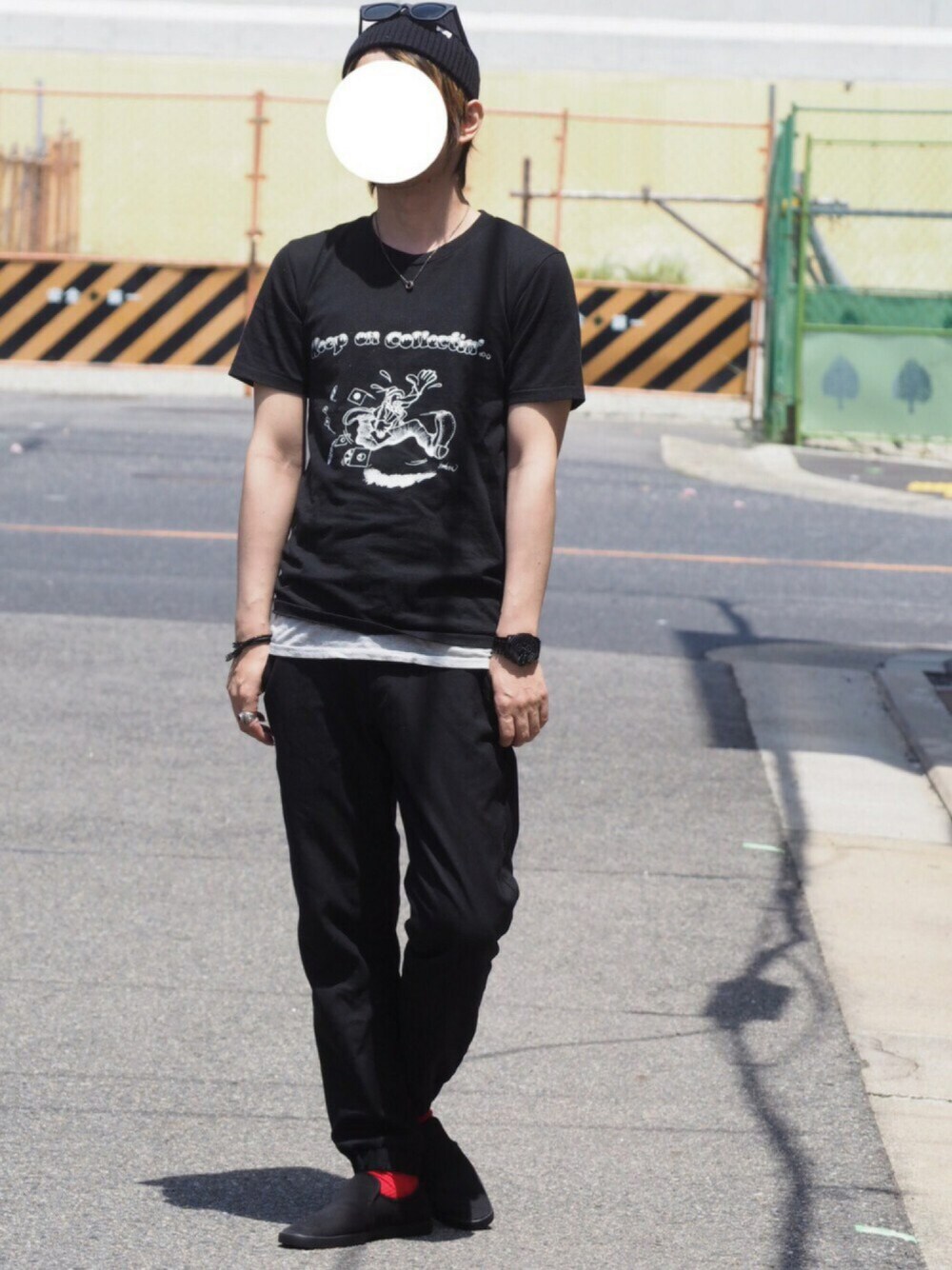 ブラック系のTシャツ/カットソー、ブラック系のその他パンツ、ブラック系のモカシン/デッキシューズを着用したメンズの春コーディネートの1枚目の写真