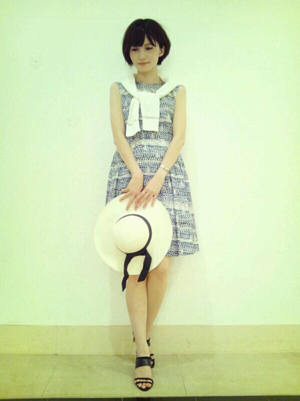 ブルー系のワンピース、ホワイト系のカーディガン/ボレロ、ブルー系のサンダルを着用したレディースの春コーディネートの1枚目の写真