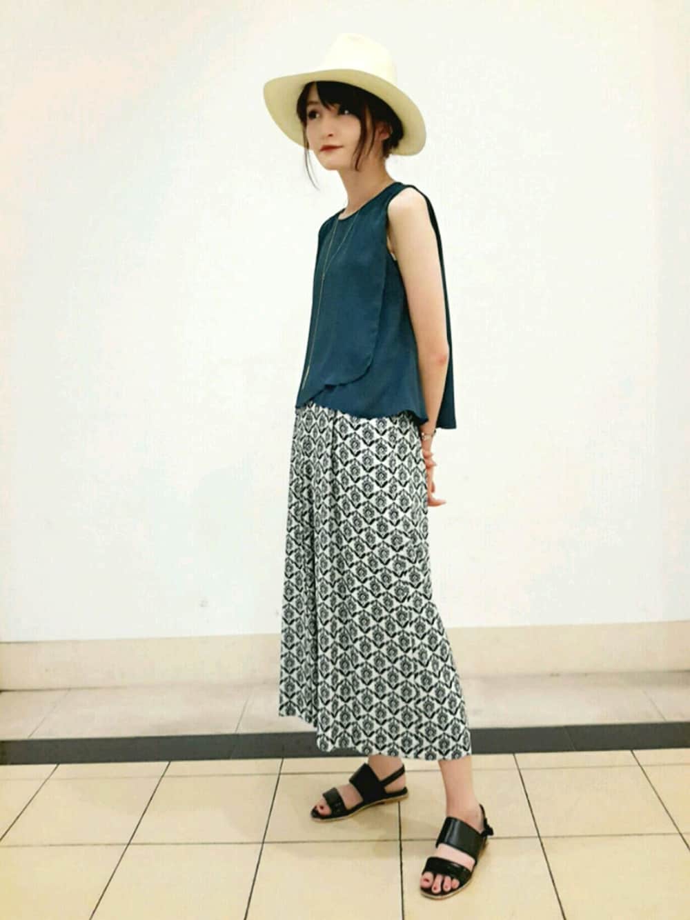 ブルー系のその他パンツ、ブルー系のシャツ/ブラウス、ホワイト系のハットを着用したレディースの夏コーディネートの1枚目の写真