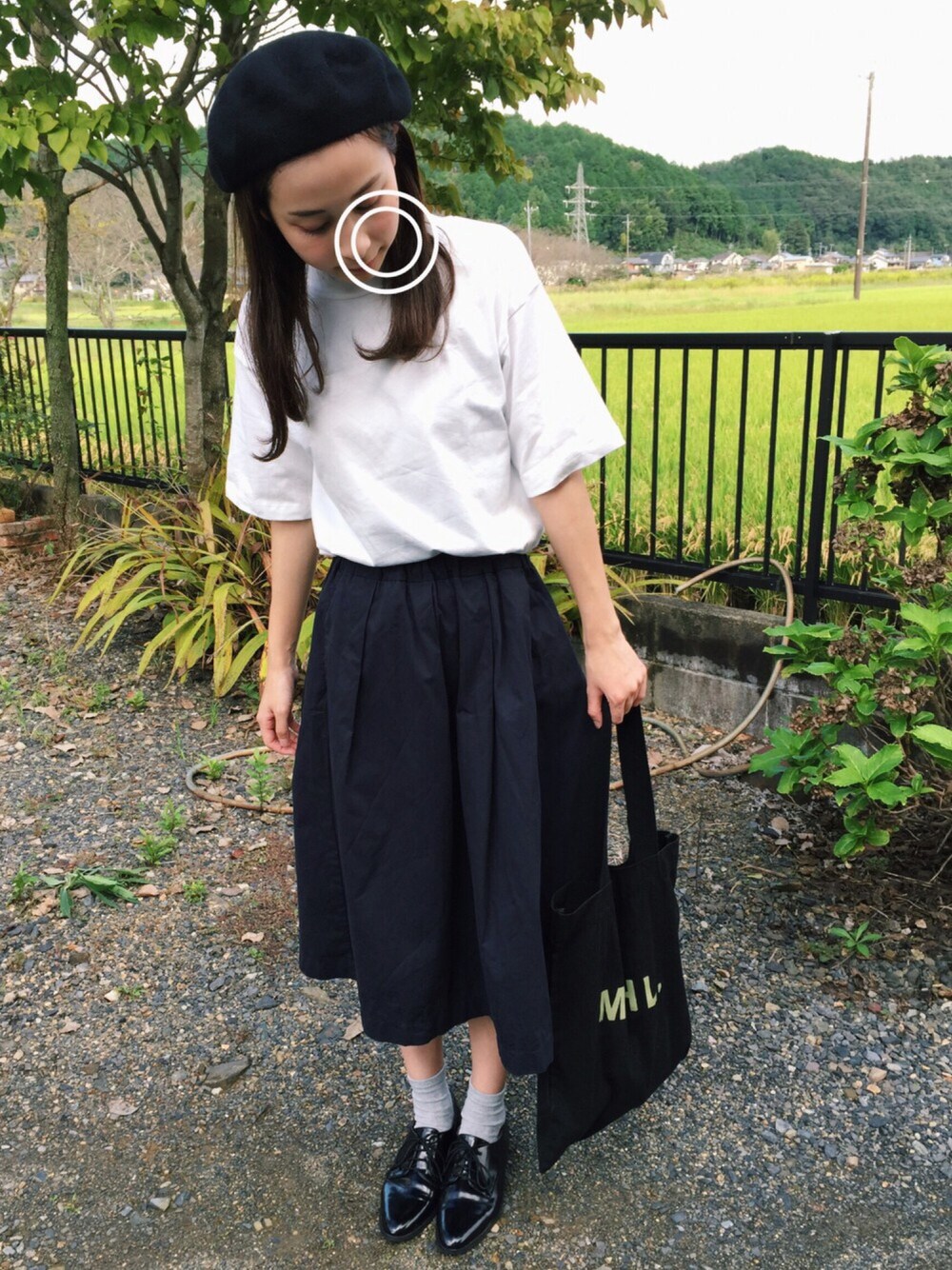 「休日スタイル、ベレー帽、ベルシュカ、スカート、靴下屋、レースアップシューズ、ローリーズファーム(LOWRYS FARM)、オリエンタルトラフィック、MHL.」｜「LOWRYS FARMのCALスタンドネックプルオーバー/SS　718195（Tシャツ/カットソー、ホワイト系）」を使った、shihoさん（レディース・162cm）の秋コーディネートの1枚目の写真