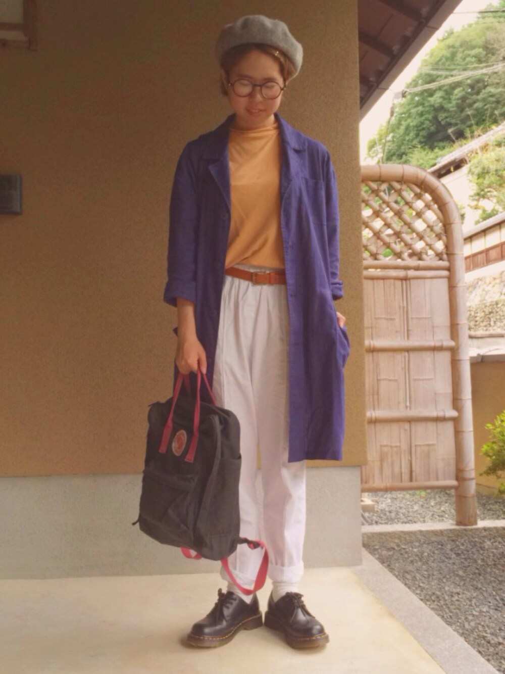「Kastane、wcloset、kanken、リュック、ベレー帽、白パンツ、秋のコーデ、丸メガネ」｜「w closetのリネンショップコート（ジャケット/アウター、レッド系）」を使った、Kanae Yasudaさん（レディース・155cm）の秋コーディネートの1枚目の写真