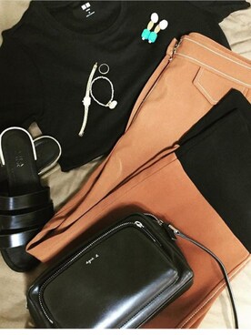 「UNIQLO Tシャツ」｜「アイテム（サンダル）」を使った、k.kaさん（レディース・153cm）の秋コーディネート