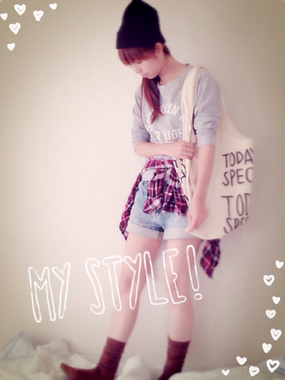 その他のシャツ/ブラウス、グレー系のスウェット、ブルー系のデニムパンツを着用したレディースの秋コーディネートの1枚目の写真