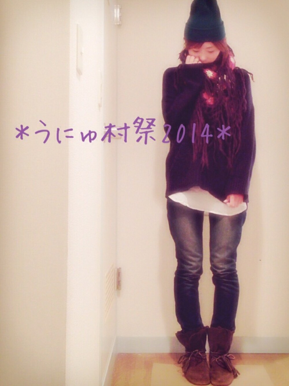 ブルー系のニット/セーター、ホワイト系のシャツ/ブラウス、ブラウン系のブーツを着用したレディースの秋コーディネートの1枚目の写真