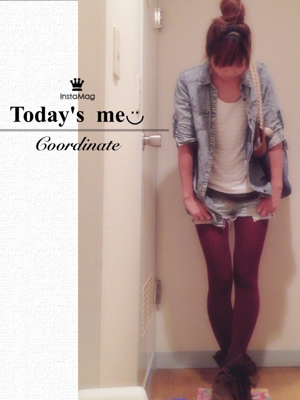 ブルー系のシャツ/ブラウス、ホワイト系のTシャツ/カットソー、ブルー系のデニムパンツを着用したレディースの秋コーディネートの1枚目の写真