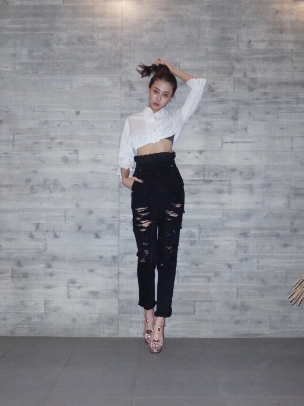 「mame、vintage、charlotteolympia」｜「mameのMM15SSPT037（デニムパンツ、ブルー系）」を使った、生野優子さん（レディース・171cm）の夏コーディネートの1枚目の写真