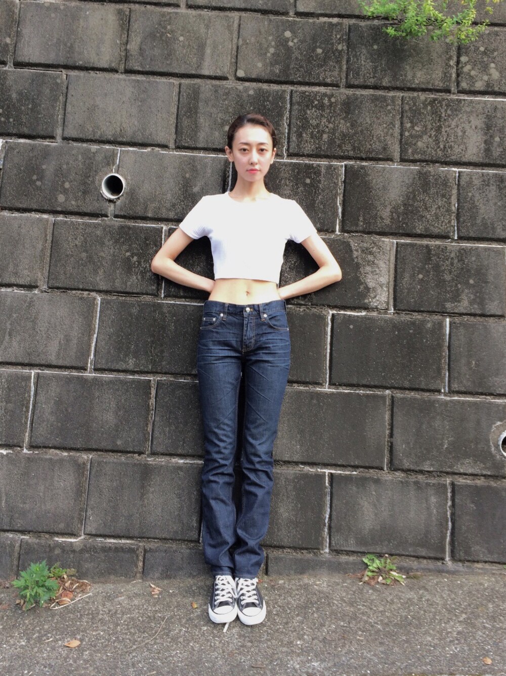 「TOPSHOPの3d Cropped Scallop Tee（Tシャツ/カットソー、ホワイト系）」を使った、生野優子さん（レディース・171cm）の夏コーディネートの1枚目の写真