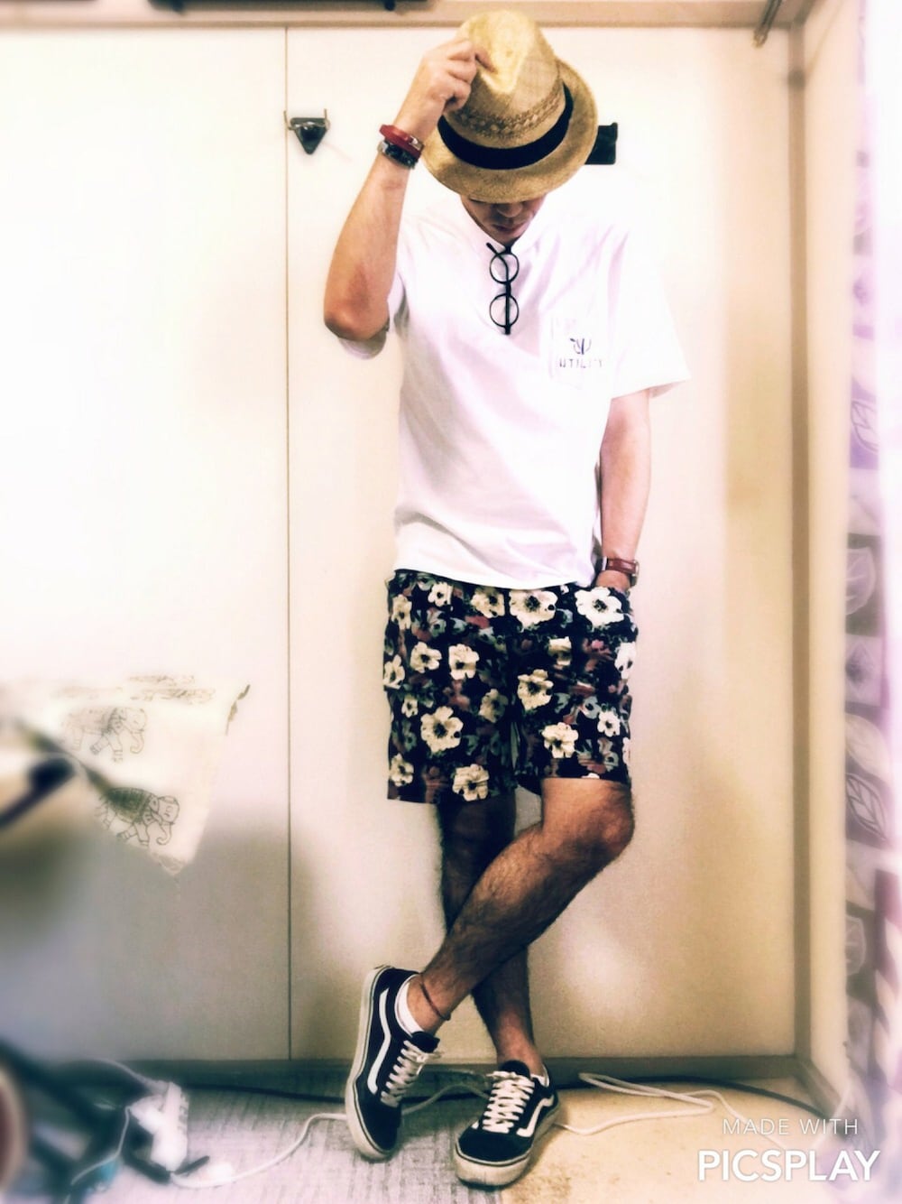 ホワイト系のTシャツ/カットソー、その他のその他パンツ、ブラック系のスニーカーを着用したメンズの春コーディネートの1枚目の写真