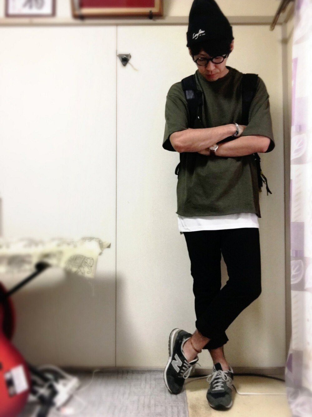 グリーン系のTシャツ/カットソー、ブラック系のその他パンツ、ブルー系のスニーカーを着用したメンズの夏コーディネートの1枚目の写真