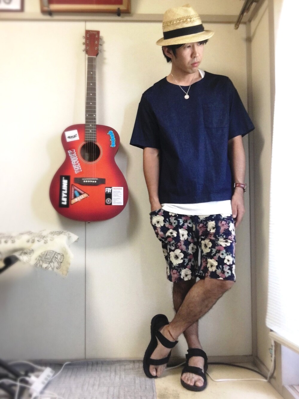 その他のその他パンツ、ブルー系のシャツ/ブラウス、ブラック系のサンダルを着用したメンズの夏コーディネートの1枚目の写真