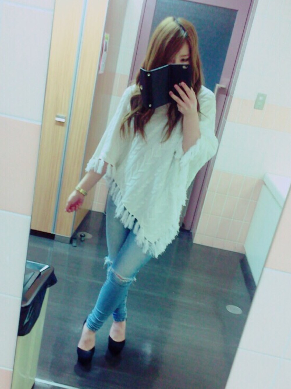 「Fabulous Angela..のアイテム（ポンチョ、ホワイト系）」を使った、さーさんさん（レディース・155cm）の秋コーディネートの1枚目の写真