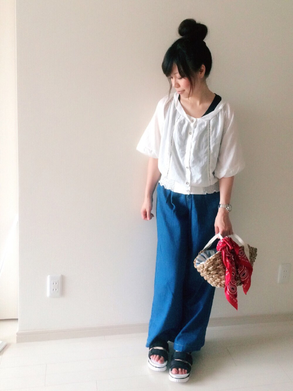 「チュニック、ワイドパンツ、デニム、スポーツサンダル、SHAKA、かごバッグ、ペイズリー、バンダナ、おだんごヘアー、神フェス9」｜「SHAKAのSHAKA×URBAN RESEARCH　Neo Bungy（サンダル、ブラック系）」を使った、chakoさん（レディース・155cm）の夏コーディネートの1枚目の写真