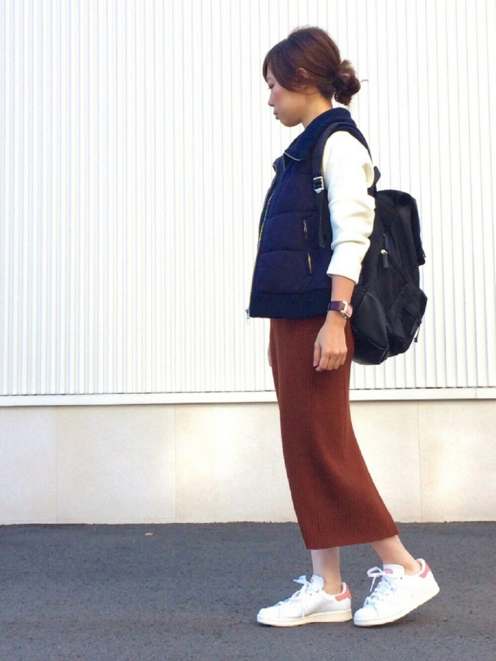 「ダウンベスト、ミラノリブ、バックパック、リュック、タイトスカート、テラコッタ、スタンスミス、スニーカー、WEAR HALLOWEEN 2016、UNIQLO」｜「adidas Originalsの★2016秋冬モデル★オリジナルス スタンスミス [STAN SMITH]（スニーカー、ホワイト系）」を使った、chakoさん（レディース・155cm）の秋コーディネートの1枚目の写真