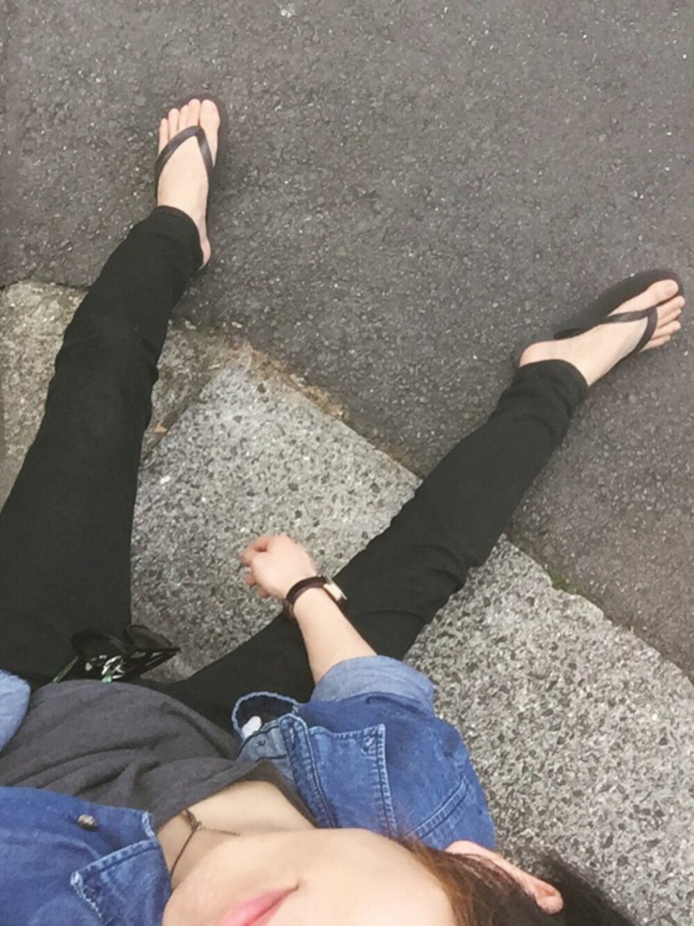 「カジュアルコーデ、黒スキニー、デニムシャツ、サンダル」｜「Paul SmithのCLOSED EYES MINI / 863242 GOLD2（アナログ腕時計、ゴールド系）」を使った、mitoさん（メンズ・168cm）の夏コーディネートの1枚目の写真