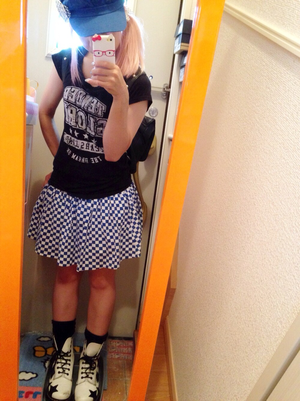 ホワイト系のスカート、ホワイト系のブーツ、ブラック系のバックパック/リュックを着用したレディースの夏コーディネートの1枚目の写真