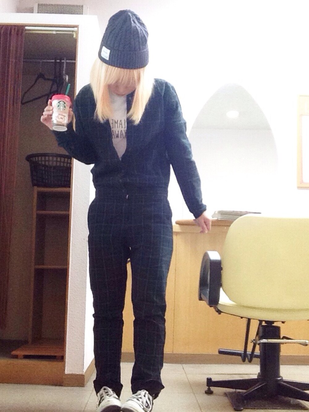 グリーン系のつなぎ/オールインワン、ブラック系のスニーカー、ホワイト系のTシャツ/カットソーを着用したレディースの秋コーディネートの1枚目の写真