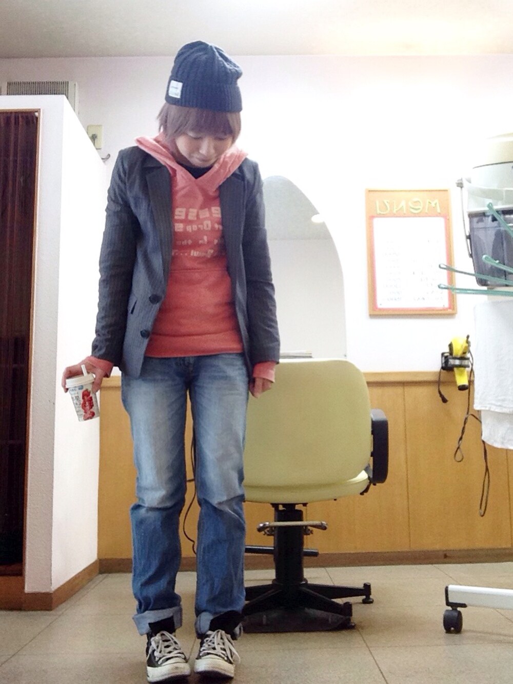 グレー系のテーラードジャケット、ブラック系のスニーカー、ブルー系のデニムパンツを着用したレディースの冬コーディネートの1枚目の写真