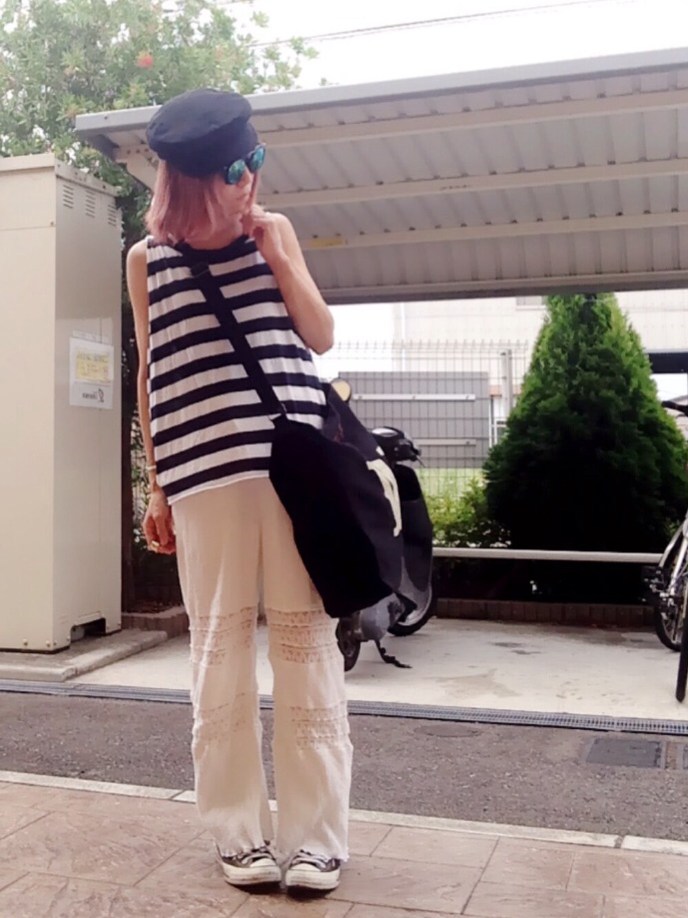 ホワイト系のその他パンツ、ホワイト系のタンクトップ、ブラック系のショルダーバッグを着用したレディースの夏コーディネートの1枚目の写真