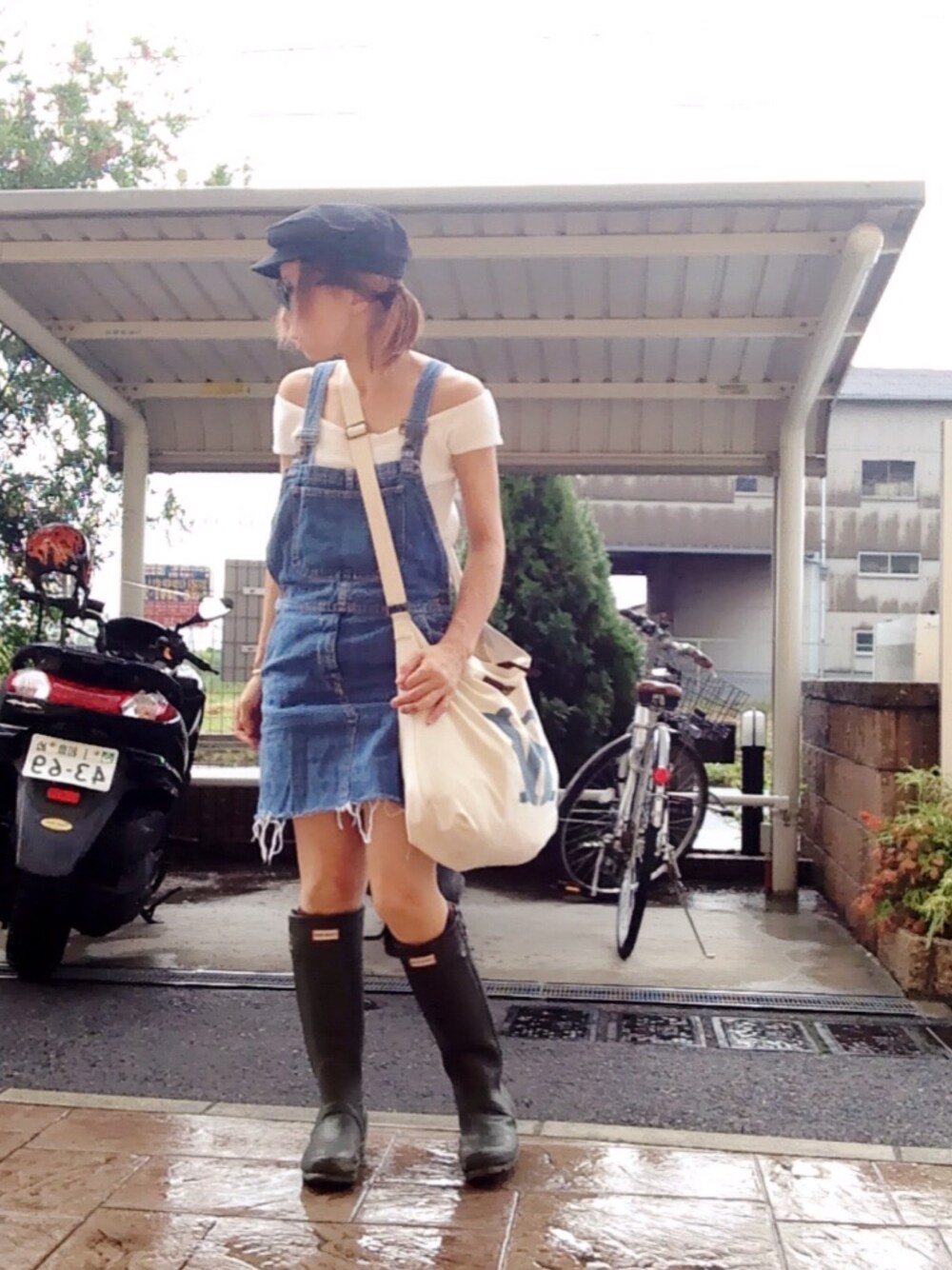 ホワイト系のTシャツ/カットソー、ブルー系のサロペット/オーバーオール、グリーン系のブーツを着用したレディースの秋コーディネートの1枚目の写真