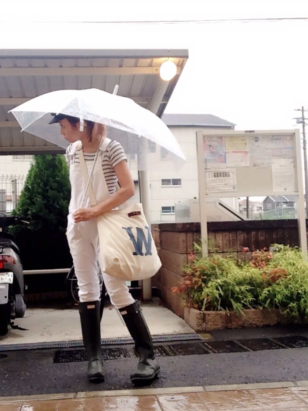 ホワイト系のサロペット/オーバーオール、ホワイト系のTシャツ/カットソー、ホワイト系のショルダーバッグを着用したレディースの秋コーディネートの1枚目の写真