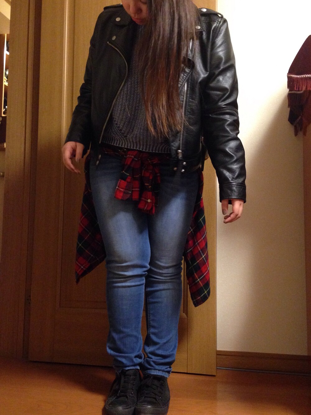 「black、ridersjacket、jeans、check shirt、check、red、outfit」｜「UNIQLOのアイテム（シャツ/ブラウス、レッド系）」を使った、ヨウコ (Yoko)さん（レディース・157cm）の冬コーディネートの1枚目の写真