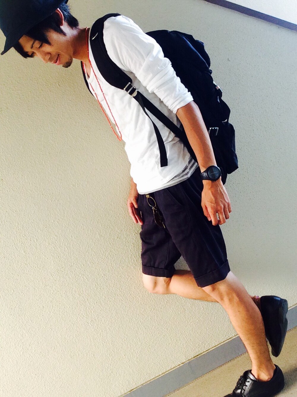 ブルー系のその他パンツ、ブラック系のドレスシューズ、ブルー系のハットを着用したメンズの夏コーディネートの1枚目の写真