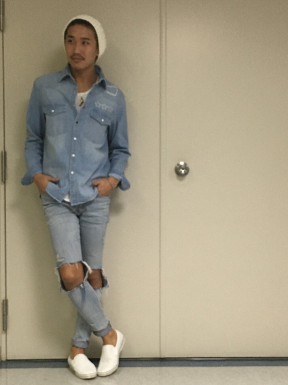 「サーフ、サーフスタイル、デニム、デニムパンツ、シンプルコーデ、秋のコーデ、シャツスタイル、カリフォルニア、西海岸、カジュアルコーデ」｜「UNITED ARROWSのアイテム（ニットキャップ/ビーニー、ホワイト系）」を使った、sasaking0104さん（メンズ・175cm）の秋コーディネートの1枚目の写真