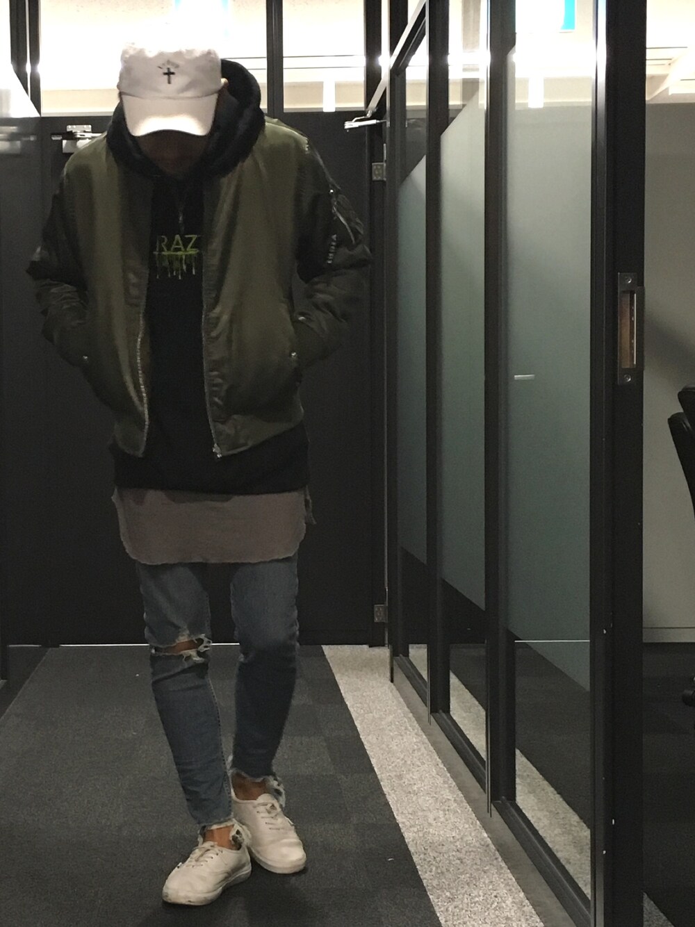 「秋コーデ、カジュアルコーデ、MA-1、パーカー、キャップ、スニーカー、デニム、ZARA、ミリタリー、カーキ」｜「Vicciのアイテム（ミリタリージャケット、グリーン系）」を使った、sasaking0104さん（メンズ・175cm）の秋コーディネートの1枚目の写真