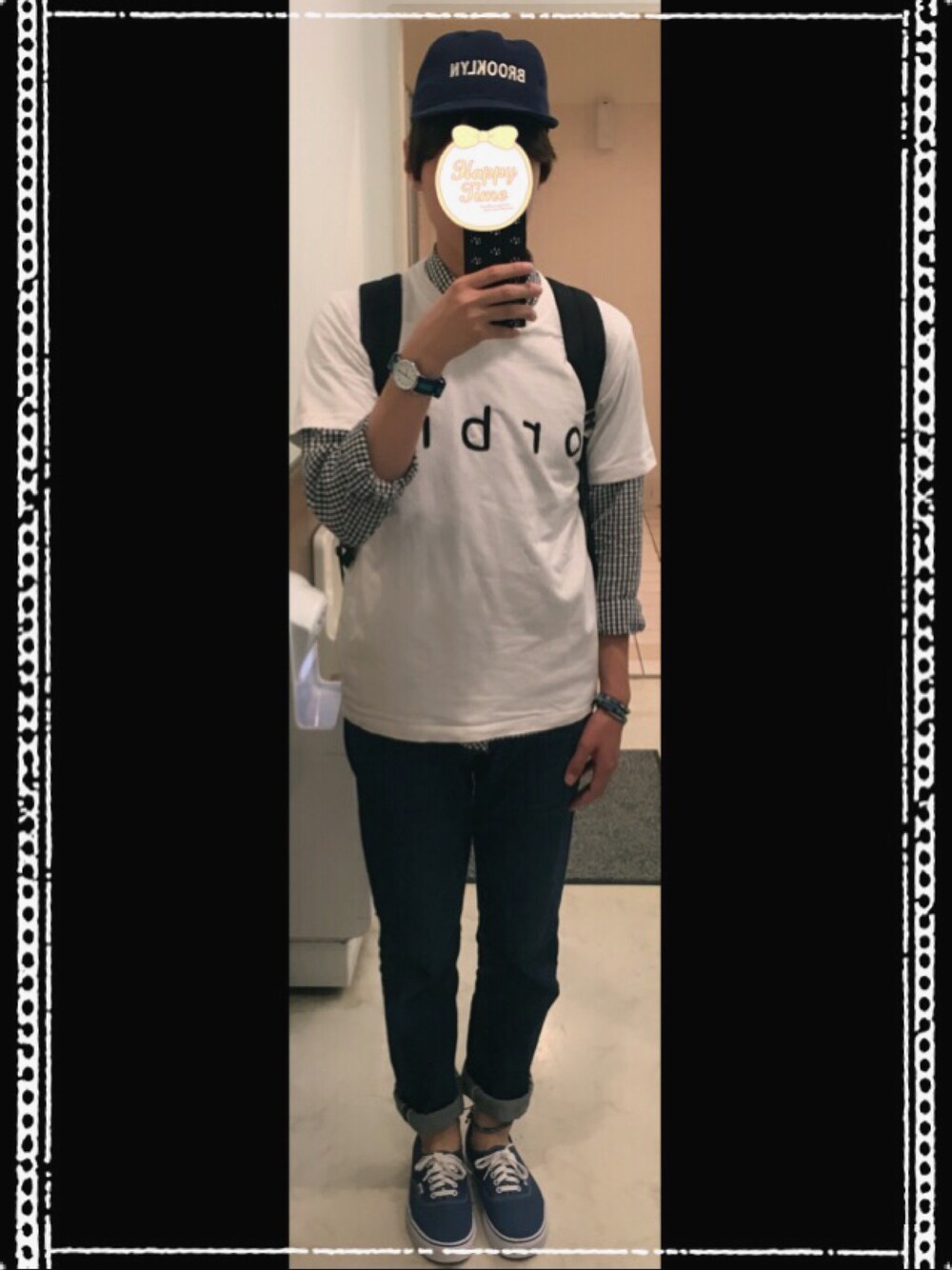 「キャップ、EBBETS FIELD FLANNELS、カジュアル、ギンガムチェック、アンクレット」｜「VANSのAUTHENTIC（スニーカー、ブルー系）」を使った、さっさ♂さん（メンズ・172cm）の春コーディネートの1枚目の写真