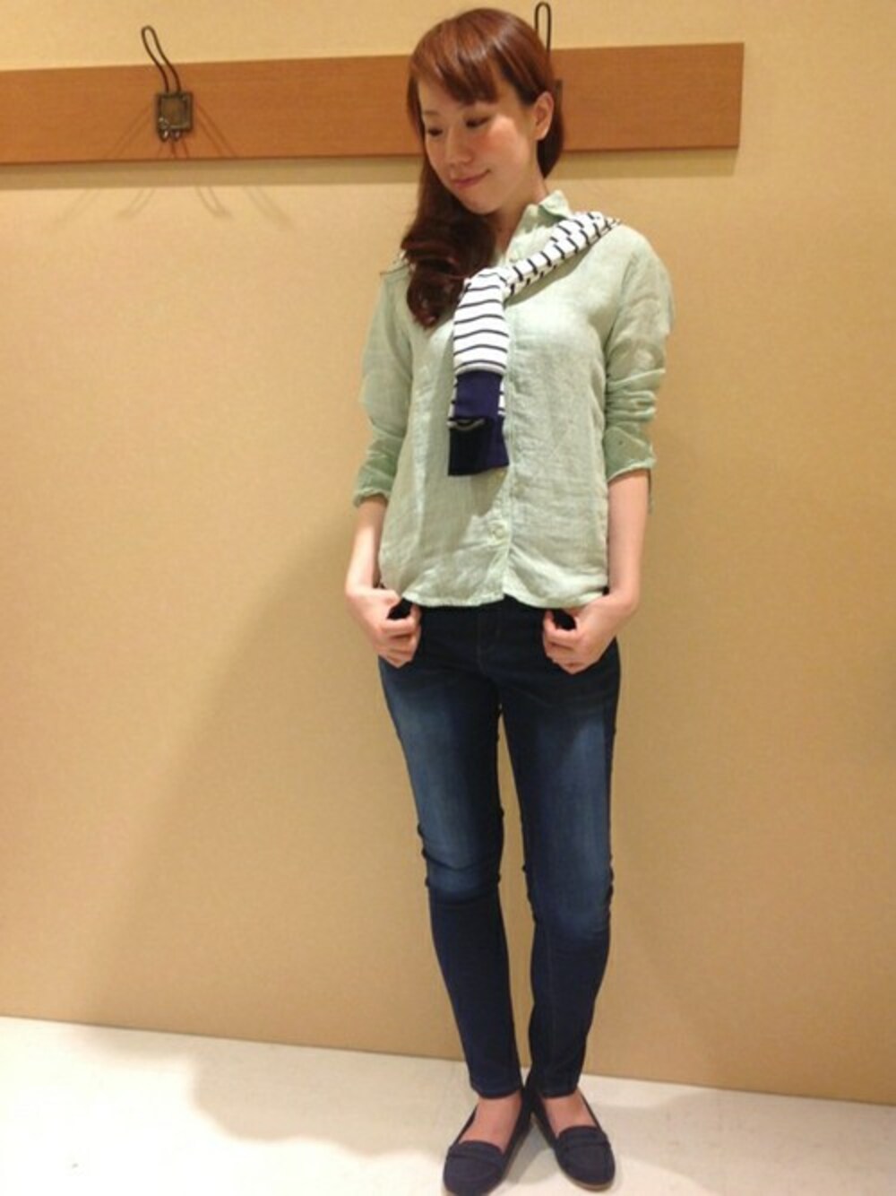 グリーン系のシャツ/ブラウス、ブルー系のその他パンツ、ブルー系のローファーを着用したレディースの春コーディネートの1枚目の写真