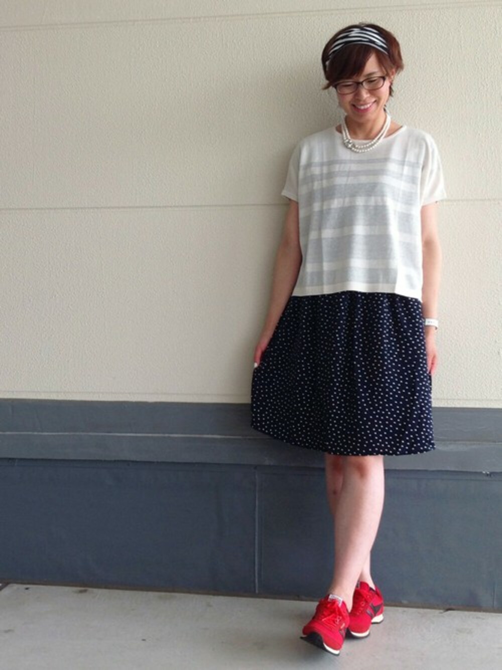 ブルー系のワンピース、ホワイト系のTシャツ/カットソー、レッド系のスニーカーを着用したレディースの夏コーディネートの1枚目の写真