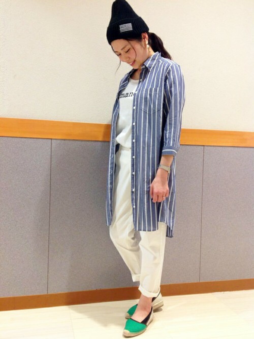 ブルー系のシャツワンピース、ホワイト系のその他パンツ、グリーン系のサンダルを着用したレディースの春コーディネートの1枚目の写真
